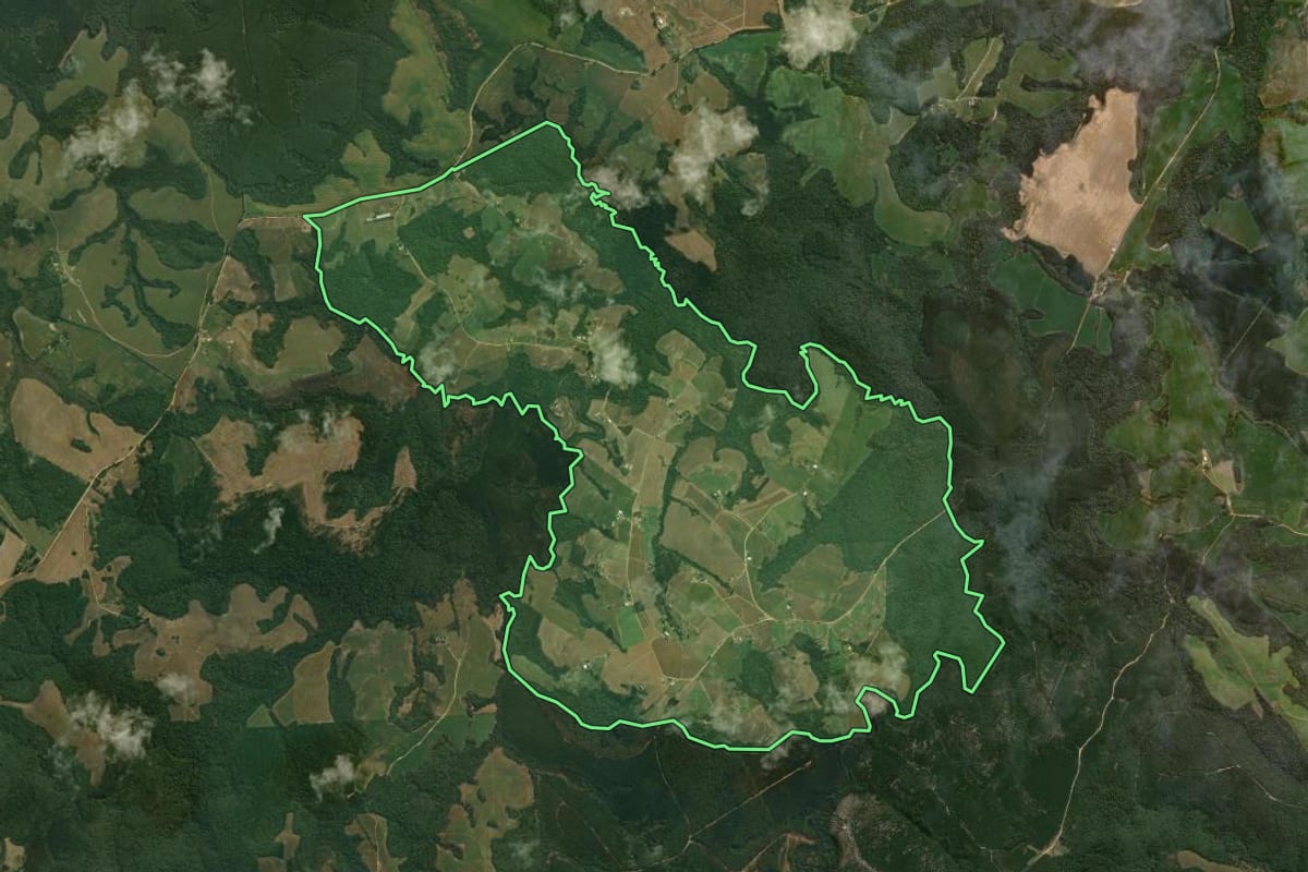 Imagem de satélite do imóvel rural em Tibagi (PR), com o contorno declarado no CAR desenhado por cima.