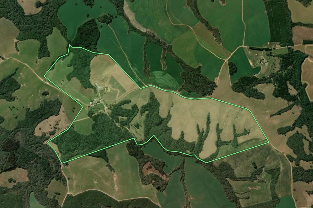 Imagem de satélite do imóvel rural em Tibagi (PR), com o contorno declarado no CAR desenhado por cima.