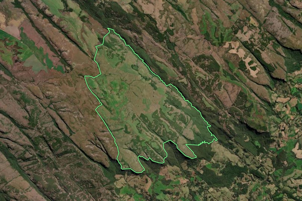Imagem de satélite do imóvel rural em Tibagi (PR), com o contorno declarado no CAR desenhado por cima.
