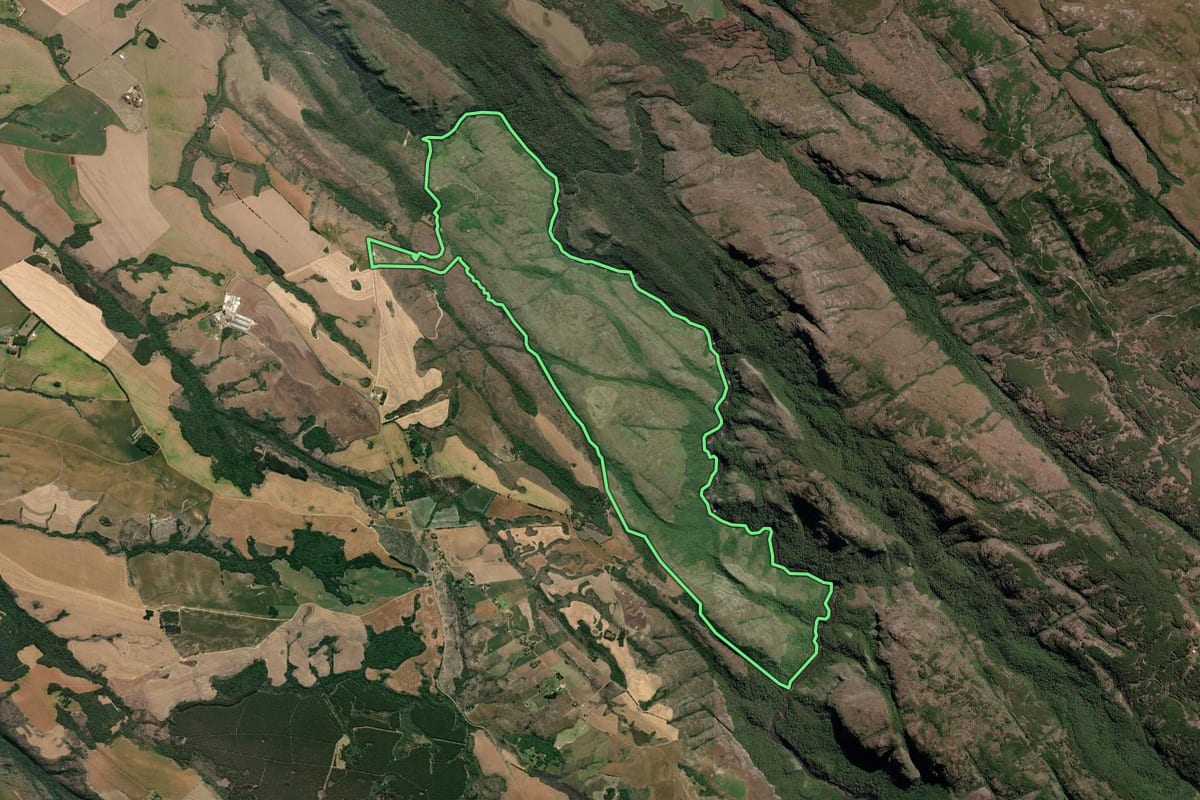 Imagem de satélite do imóvel rural em Tibagi (PR), com o contorno declarado no CAR desenhado por cima.