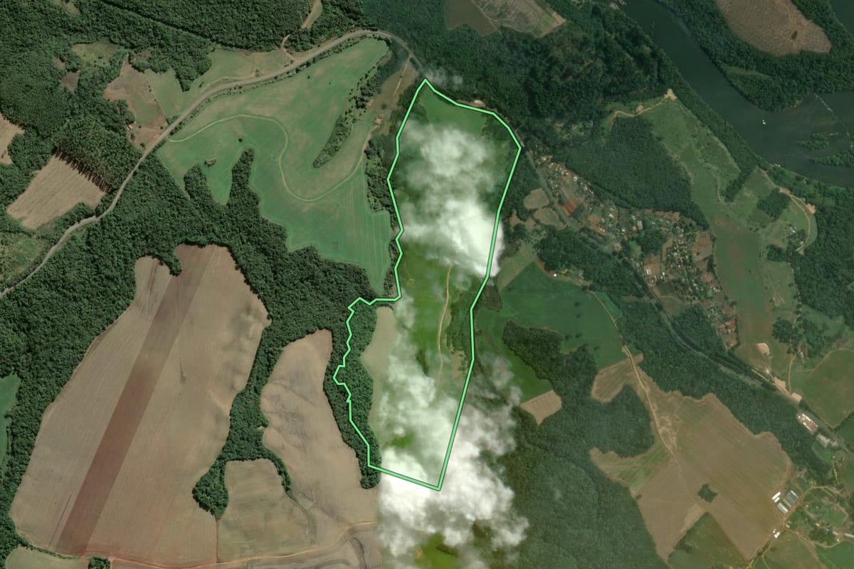 Imagem de satélite do imóvel rural em Tibagi (PR), com o contorno declarado no CAR desenhado por cima.