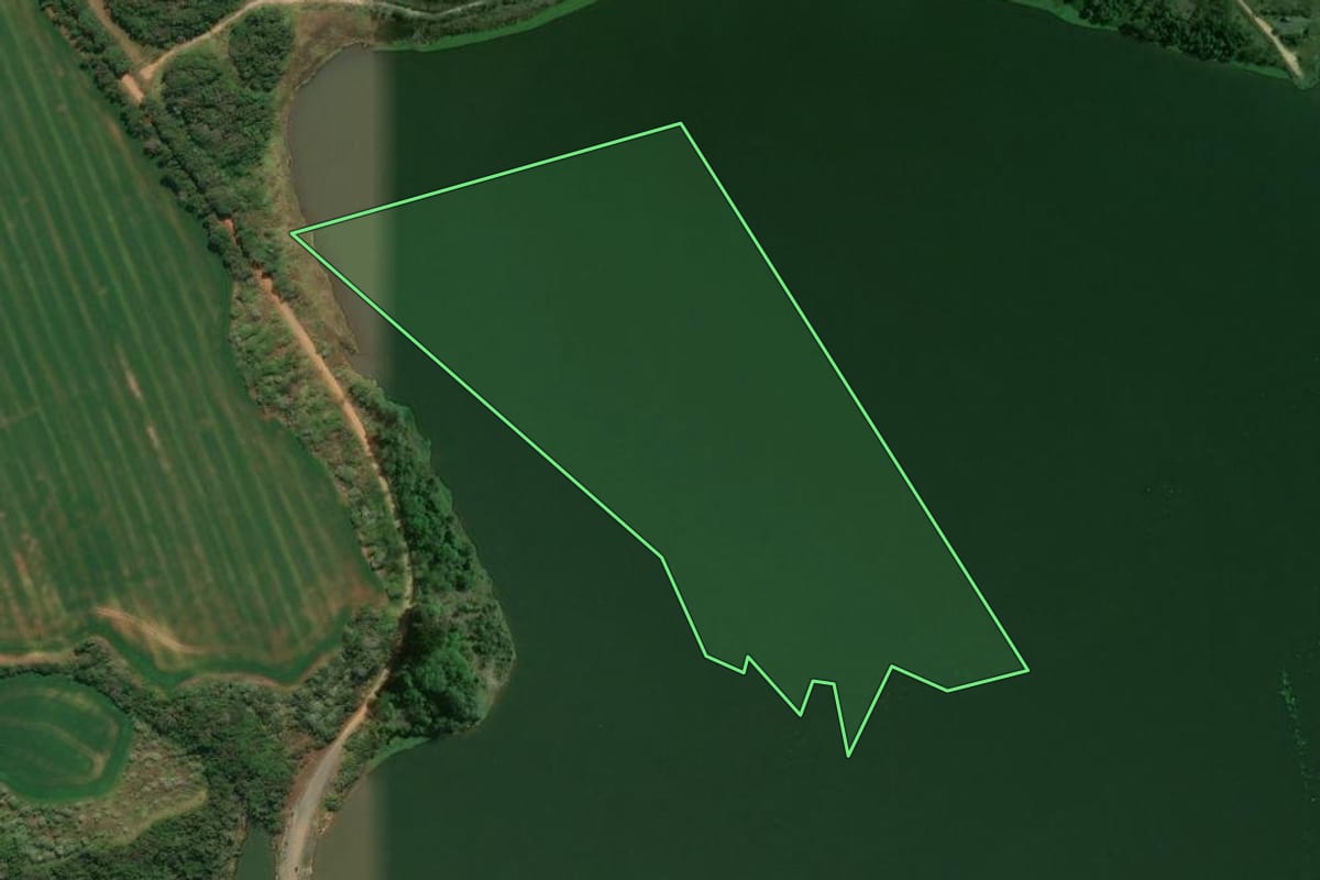 Imagem de satélite do imóvel rural em Tibagi (PR), com o contorno declarado no CAR desenhado por cima.