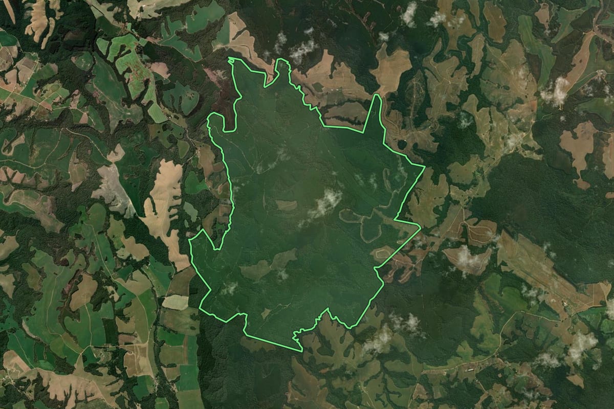 Imagem de satélite do imóvel rural em Tibagi (PR), com o contorno declarado no CAR desenhado por cima.