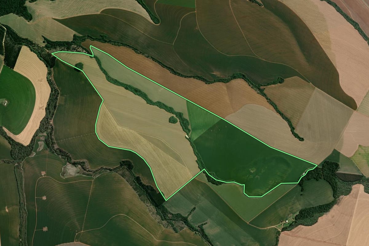 Imagem de satélite do imóvel rural em Tibagi (PR), com o contorno declarado no CAR desenhado por cima.