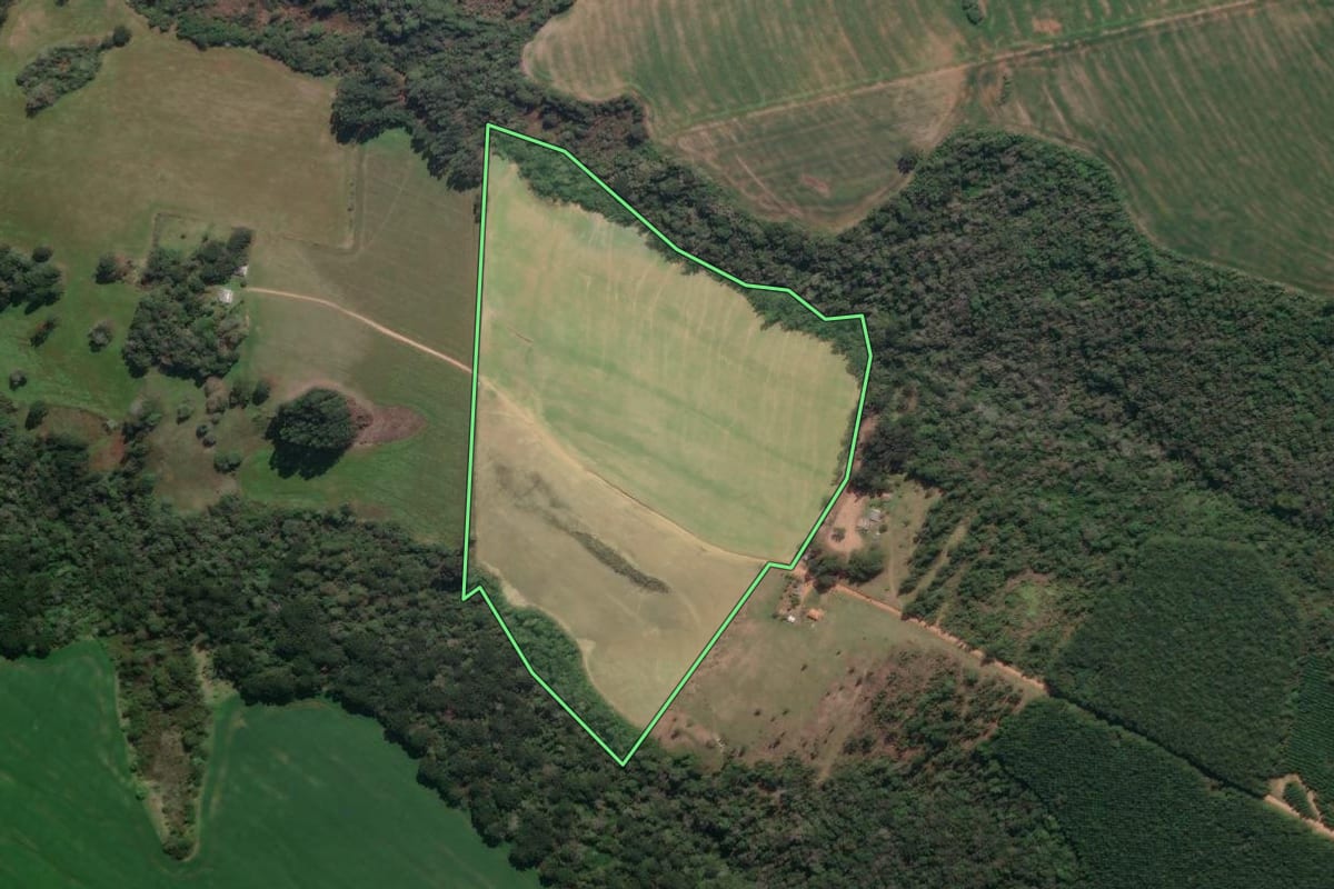Imagem de satélite do imóvel rural em Tibagi (PR), com o contorno declarado no CAR desenhado por cima.