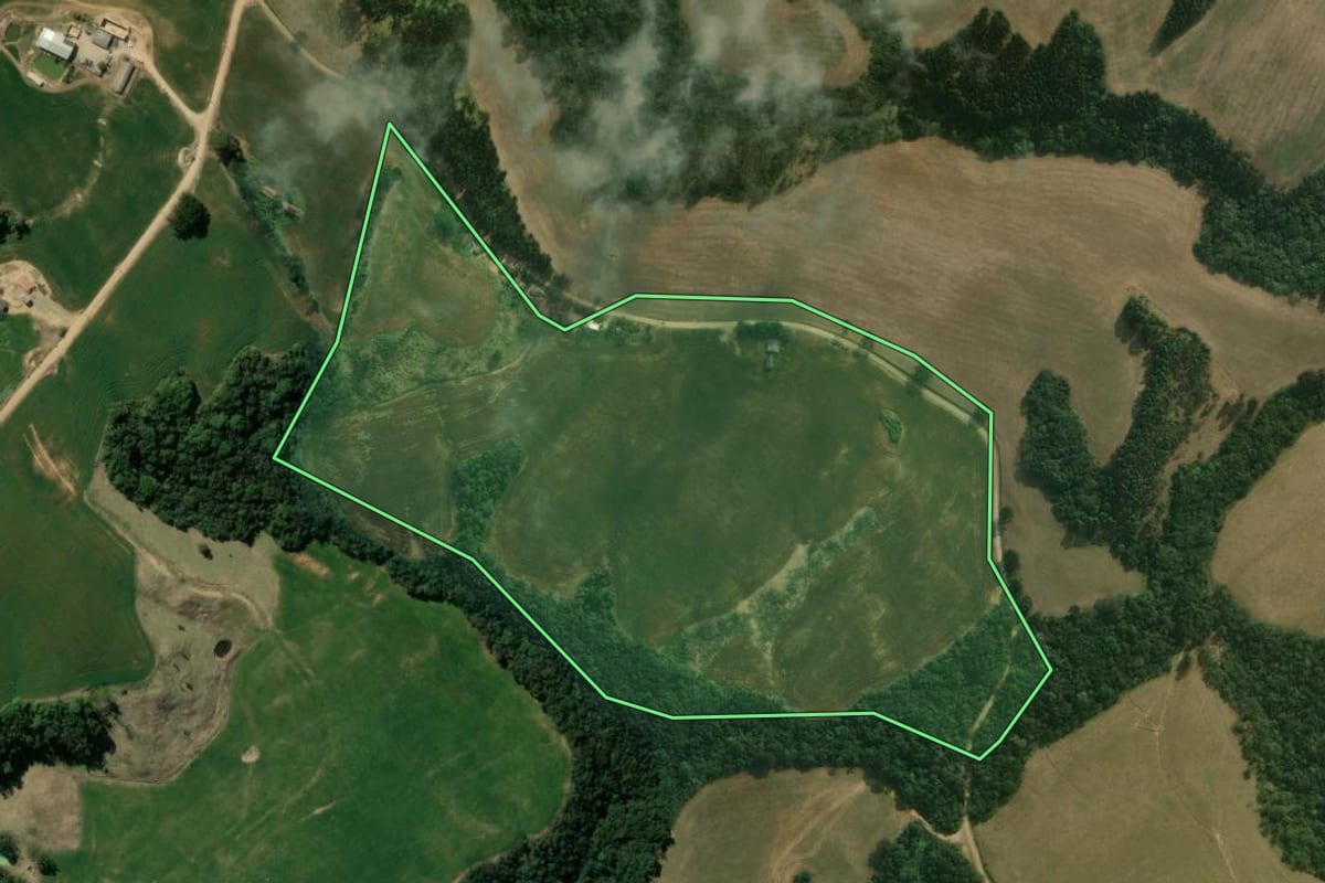Imagem de satélite do imóvel rural em Tibagi (PR), com o contorno declarado no CAR desenhado por cima.