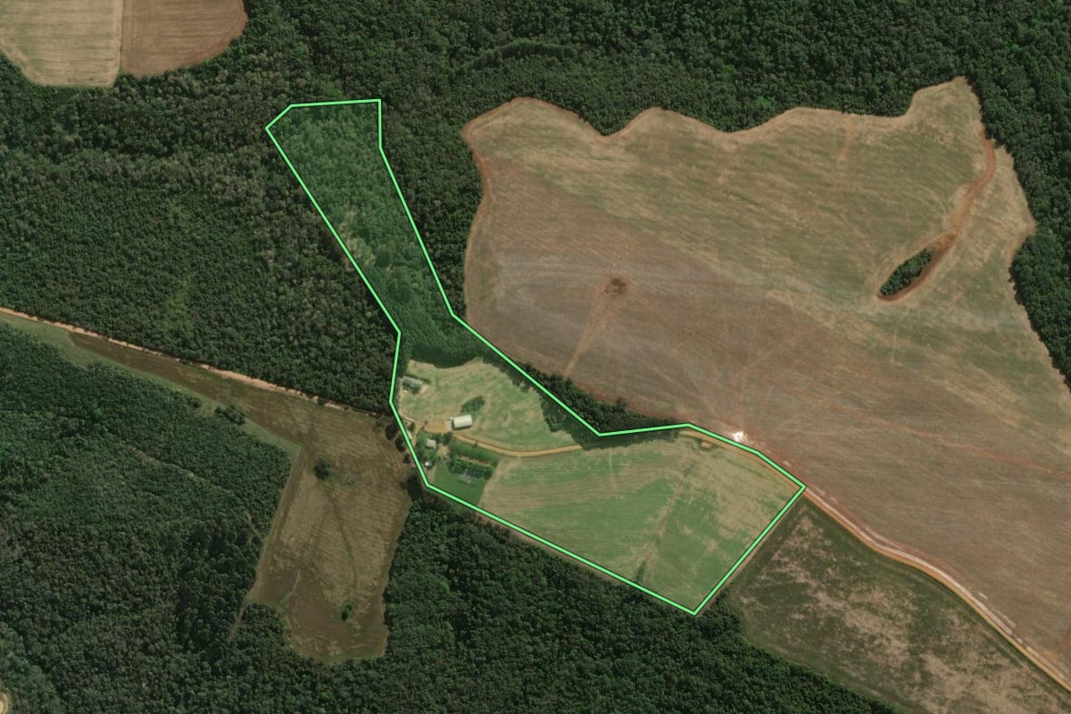 Imagem de satélite do imóvel rural em Tibagi (PR), com o contorno declarado no CAR desenhado por cima.