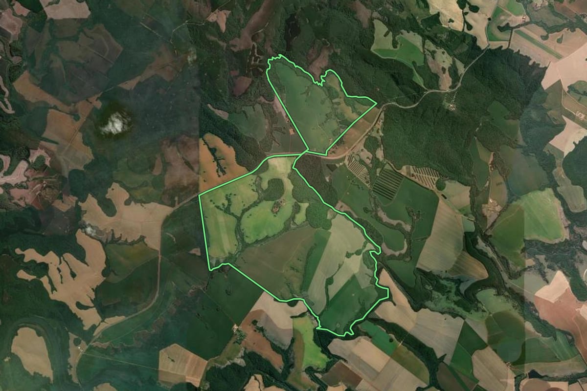 Imagem de satélite do imóvel rural em Tibagi (PR), com o contorno declarado no CAR desenhado por cima.