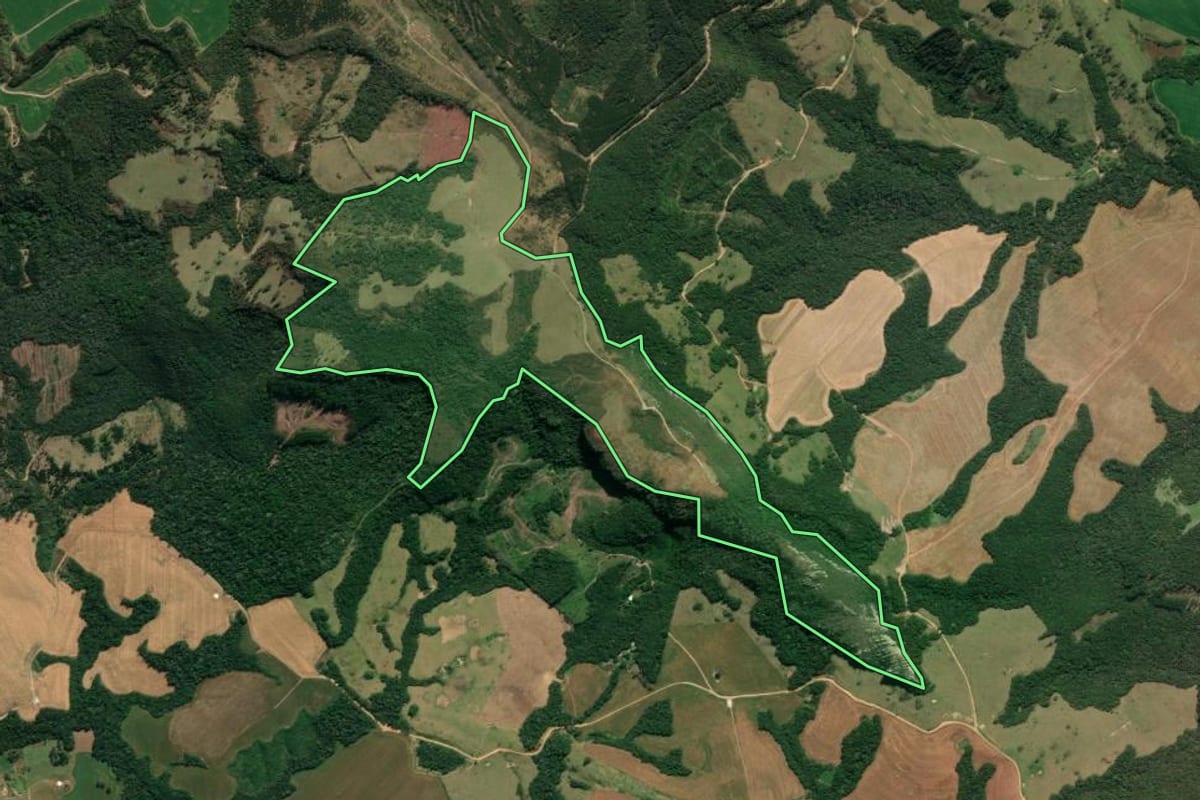 Imagem de satélite do imóvel rural em Tibagi (PR), com o contorno declarado no CAR desenhado por cima.