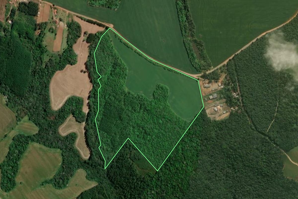 Imagem de satélite do imóvel rural em Tibagi (PR), com o contorno declarado no CAR desenhado por cima.