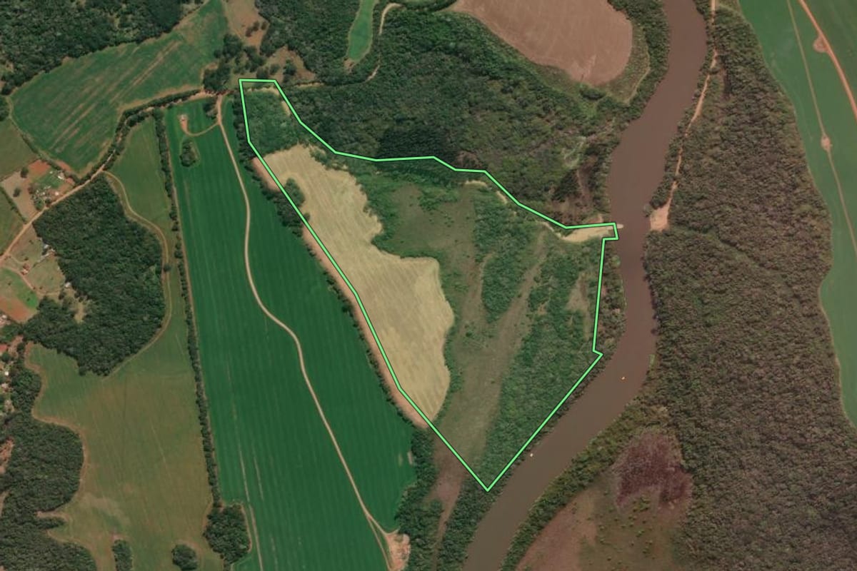 Imagem de satélite do imóvel rural em Tibagi (PR), com o contorno declarado no CAR desenhado por cima.