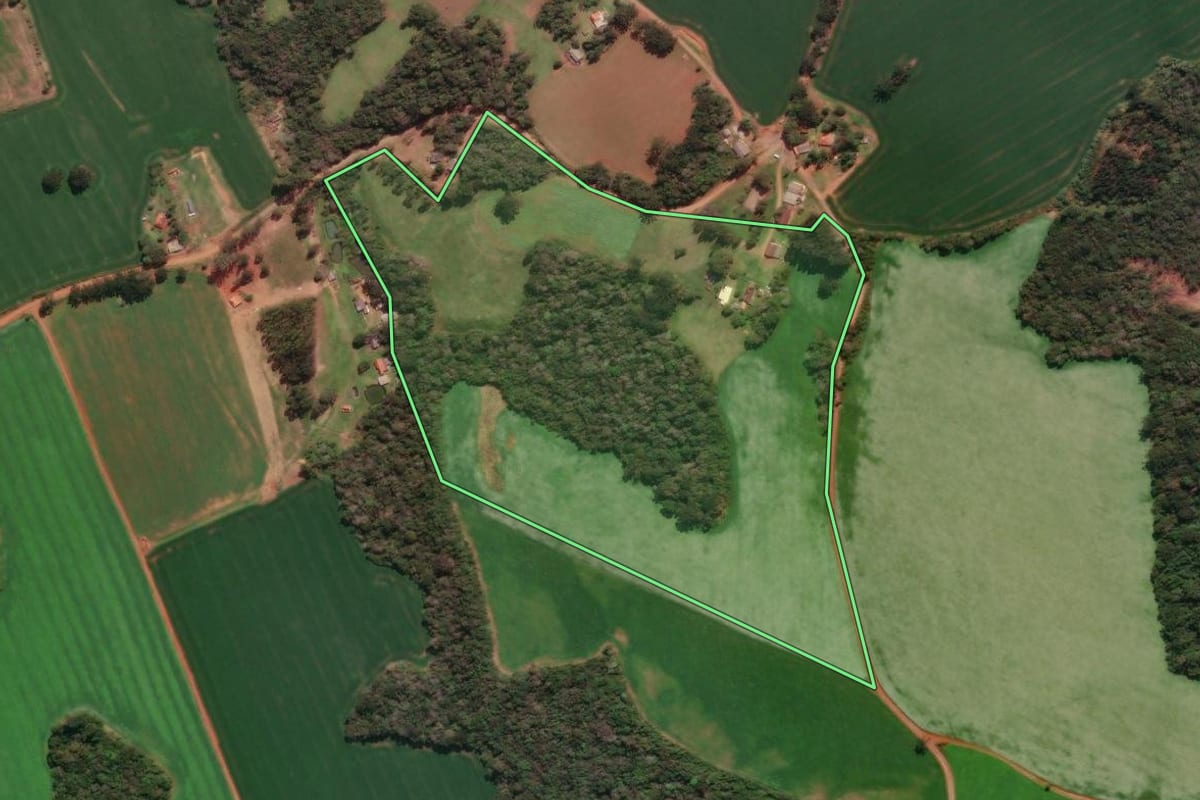 Imagem de satélite do imóvel rural em Tibagi (PR), com o contorno declarado no CAR desenhado por cima.