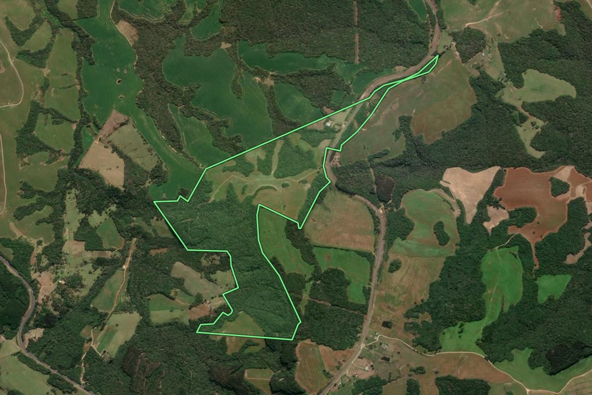 Imagem de satélite do imóvel rural em Tibagi (PR), com o contorno declarado no CAR desenhado por cima.