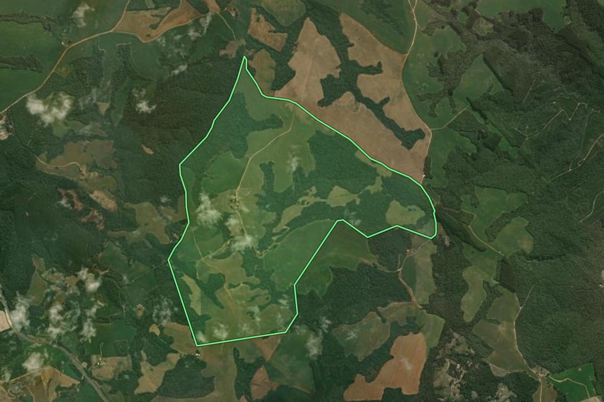 Imagem de satélite do imóvel rural em Tibagi (PR), com o contorno declarado no CAR desenhado por cima.