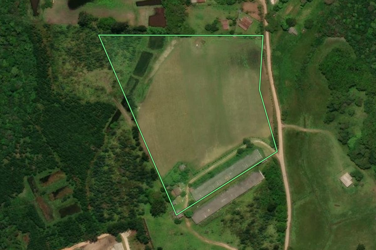 Imagem de satélite do imóvel rural em Tijucas do Sul (PR), com o contorno declarado no CAR desenhado por cima.