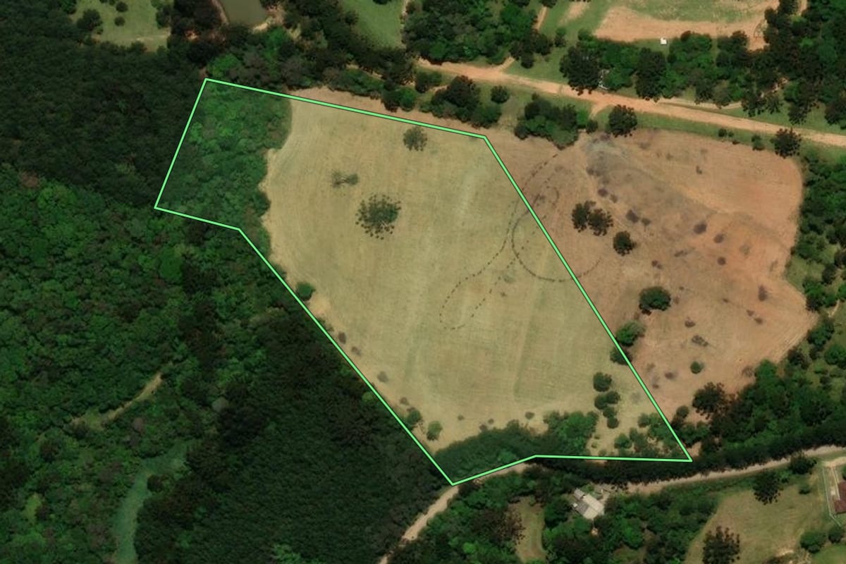Imagem de satélite do imóvel rural em Tijucas do Sul (PR), com o contorno declarado no CAR desenhado por cima.
