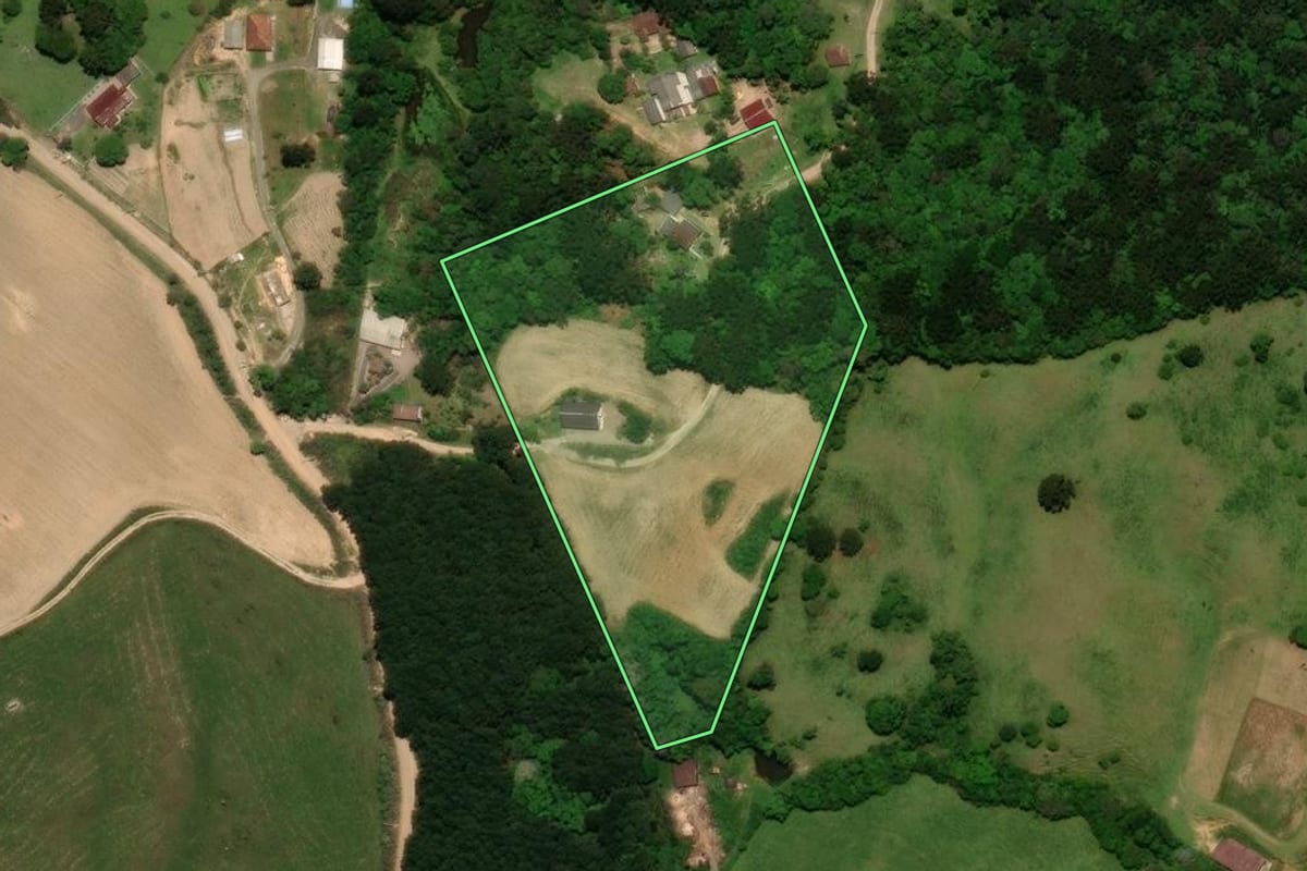 Imagem de satélite do imóvel rural em Tijucas do Sul (PR), com o contorno declarado no CAR desenhado por cima.
