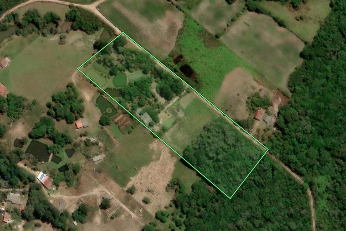 Imagem de satélite do imóvel rural em Tijucas do Sul (PR), com o contorno declarado no CAR desenhado por cima.