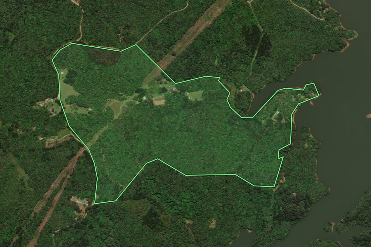 Imagem de satélite do imóvel rural em Tijucas do Sul (PR), com o contorno declarado no CAR desenhado por cima.