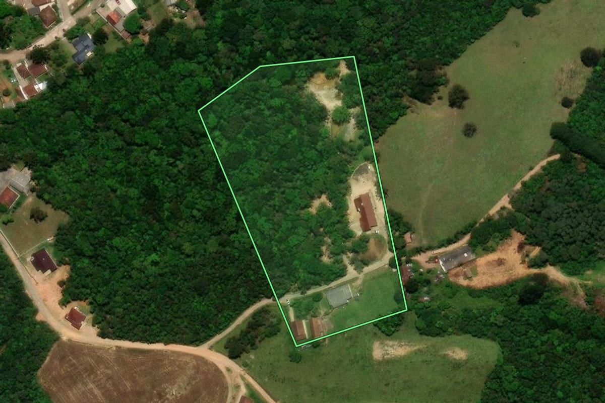 Imagem de satélite do imóvel rural em Tijucas do Sul (PR), com o contorno declarado no CAR desenhado por cima.