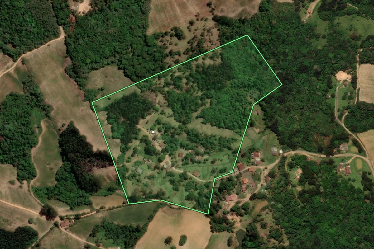 Imagem de satélite do imóvel rural em Tijucas do Sul (PR), com o contorno declarado no CAR desenhado por cima.