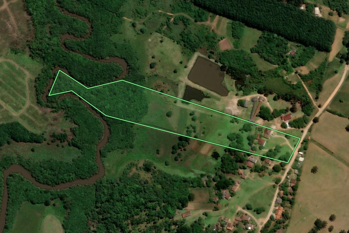 Imagem de satélite do imóvel rural em Tijucas do Sul (PR), com o contorno declarado no CAR desenhado por cima.