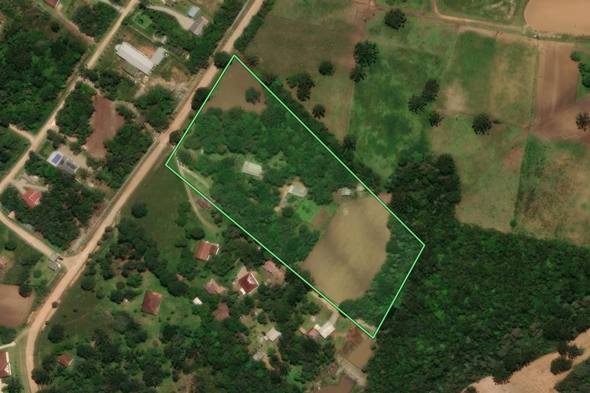 Imagem de satélite do imóvel rural em Tijucas do Sul (PR), com o contorno declarado no CAR desenhado por cima.