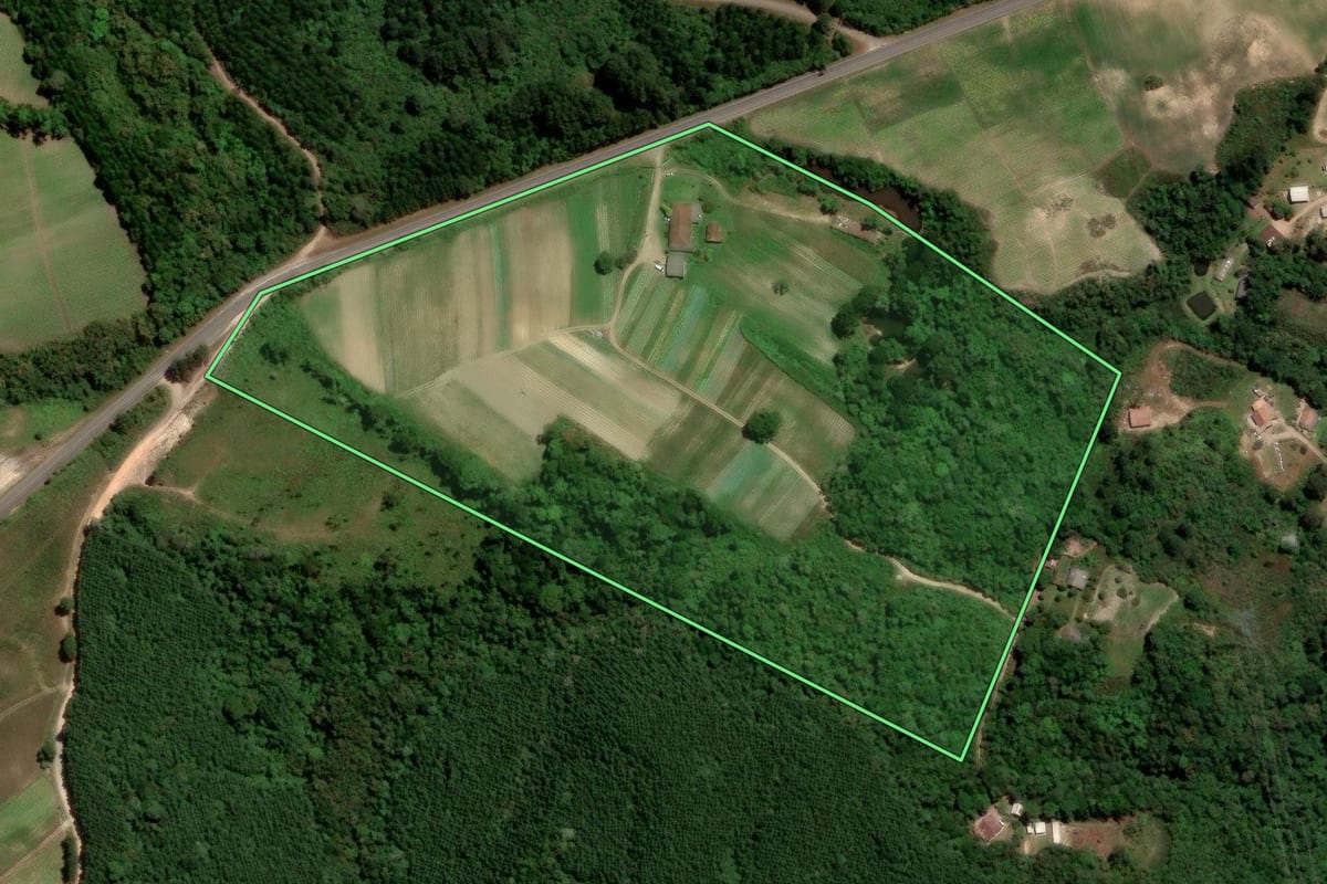 Imagem de satélite do imóvel rural em Tijucas do Sul (PR), com o contorno declarado no CAR desenhado por cima.
