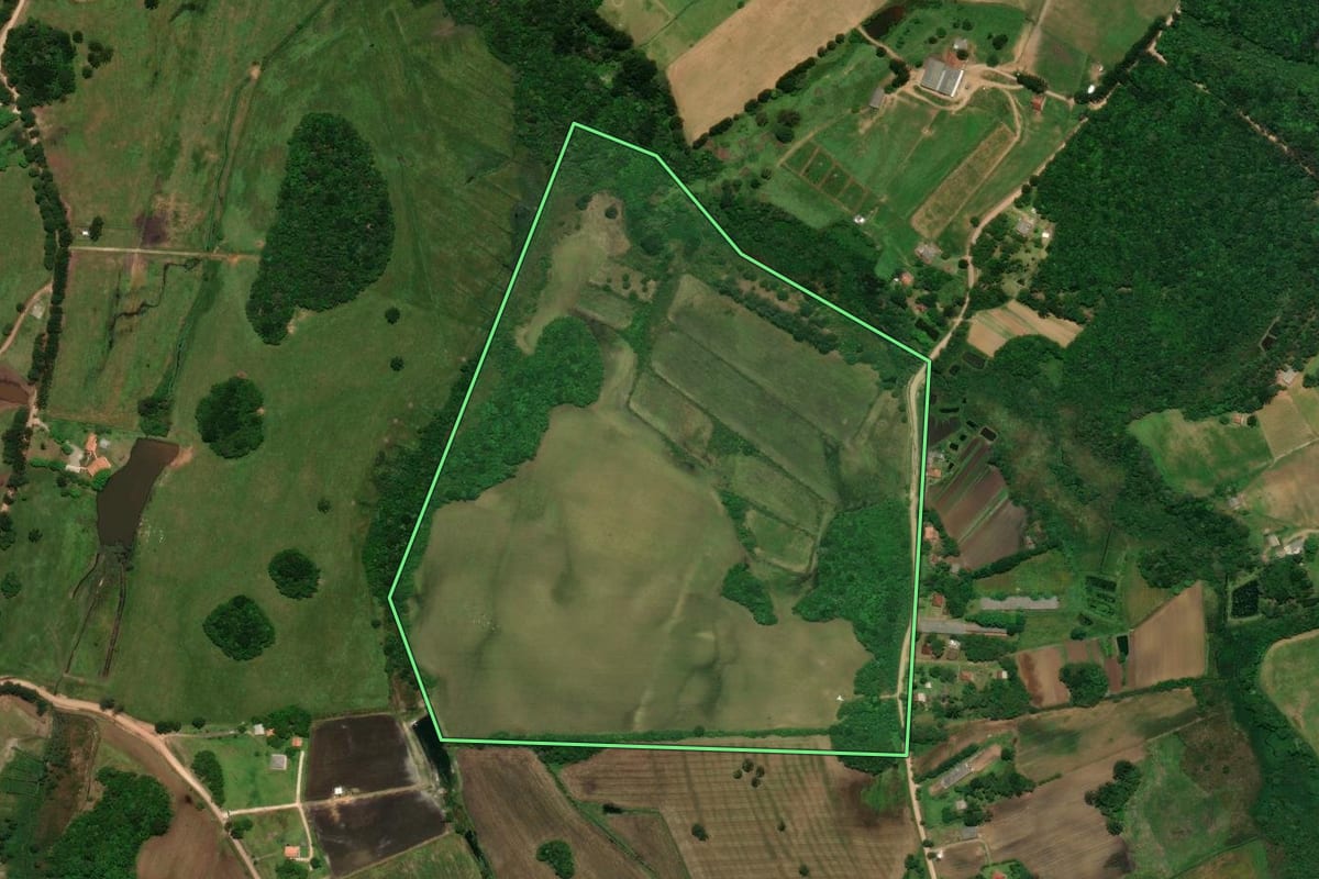 Imagem de satélite do imóvel rural em Tijucas do Sul (PR), com o contorno declarado no CAR desenhado por cima.
