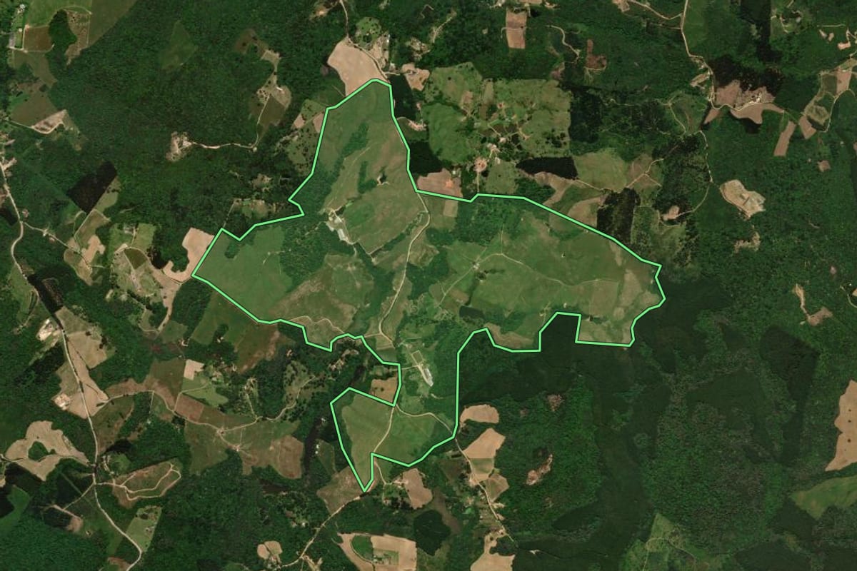 Imagem de satélite do imóvel rural em Tijucas do Sul (PR), com o contorno declarado no CAR desenhado por cima.