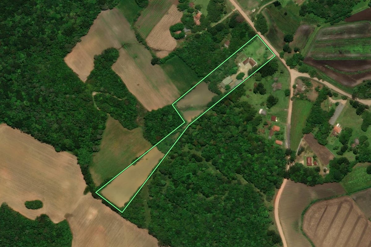 Imagem de satélite do imóvel rural em Tijucas do Sul (PR), com o contorno declarado no CAR desenhado por cima.