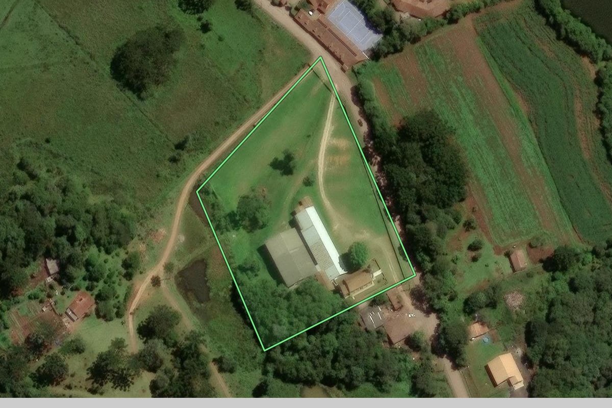 Imagem de satélite do imóvel rural em Tijucas do Sul (PR), com o contorno declarado no CAR desenhado por cima.