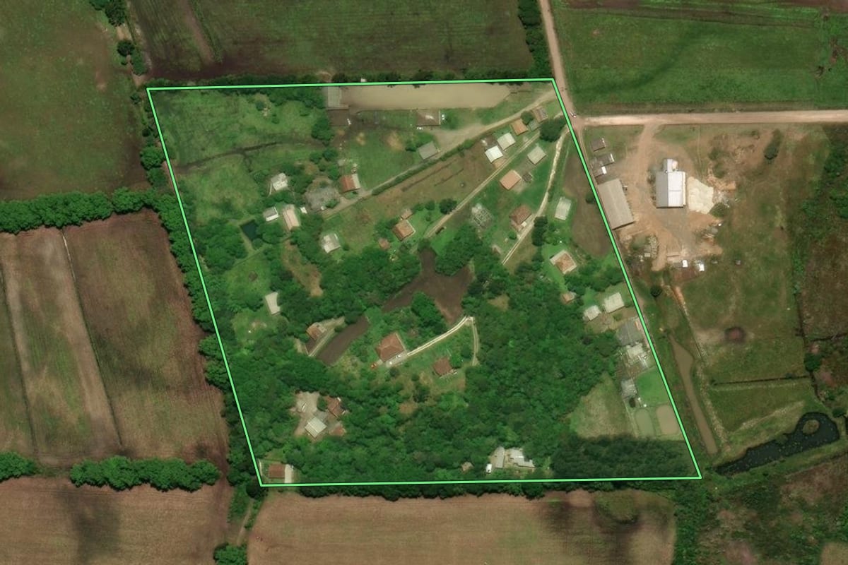 Imagem de satélite do imóvel rural em Tijucas do Sul (PR), com o contorno declarado no CAR desenhado por cima.
