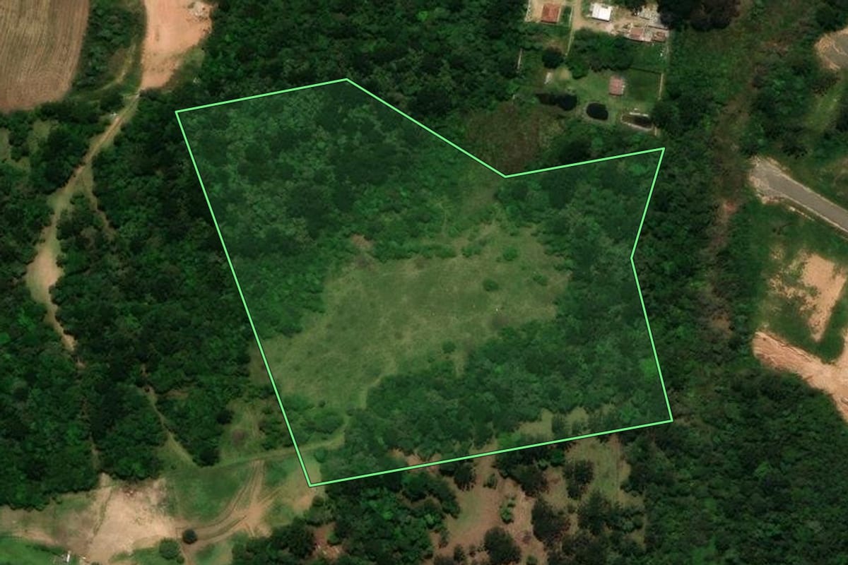 Imagem de satélite do imóvel rural em Tijucas do Sul (PR), com o contorno declarado no CAR desenhado por cima.