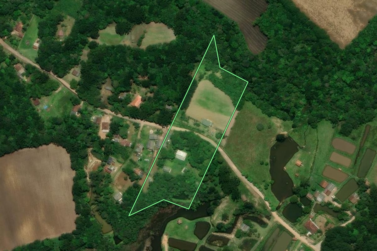 Imagem de satélite do imóvel rural em Tijucas do Sul (PR), com o contorno declarado no CAR desenhado por cima.