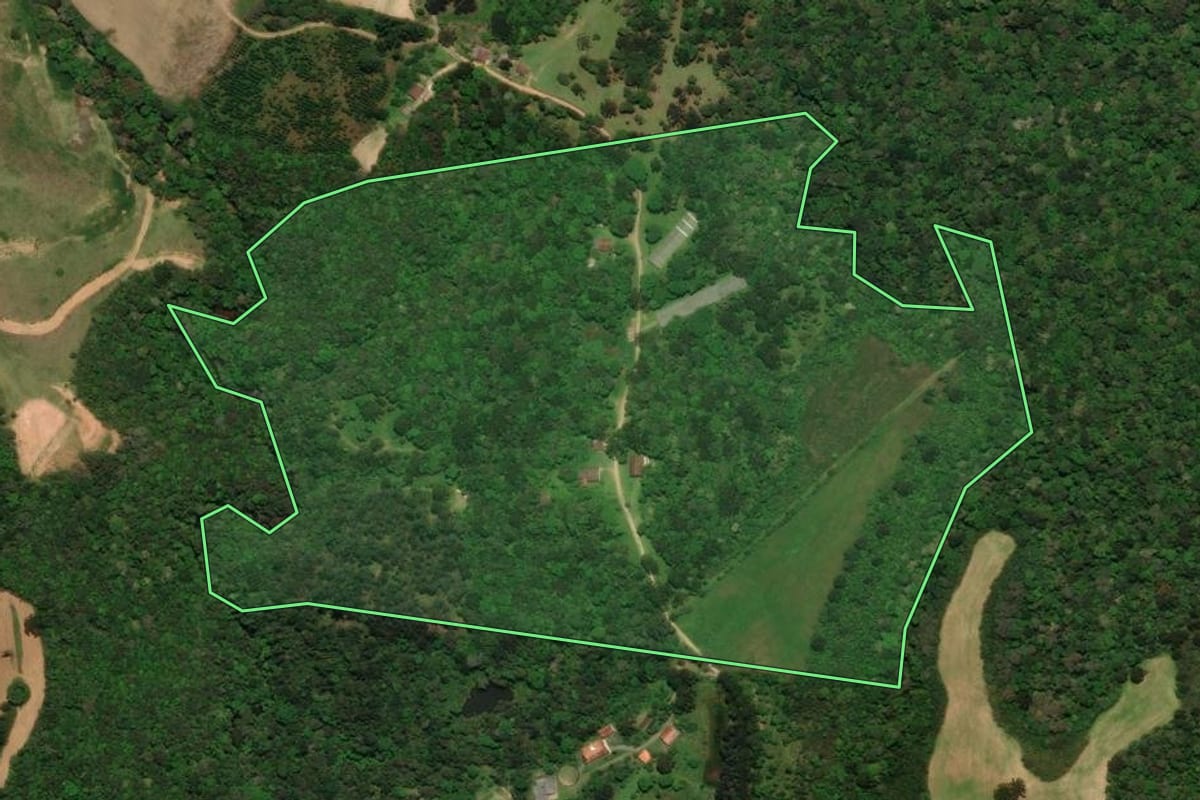 Imagem de satélite do imóvel rural em Tijucas do Sul (PR), com o contorno declarado no CAR desenhado por cima.