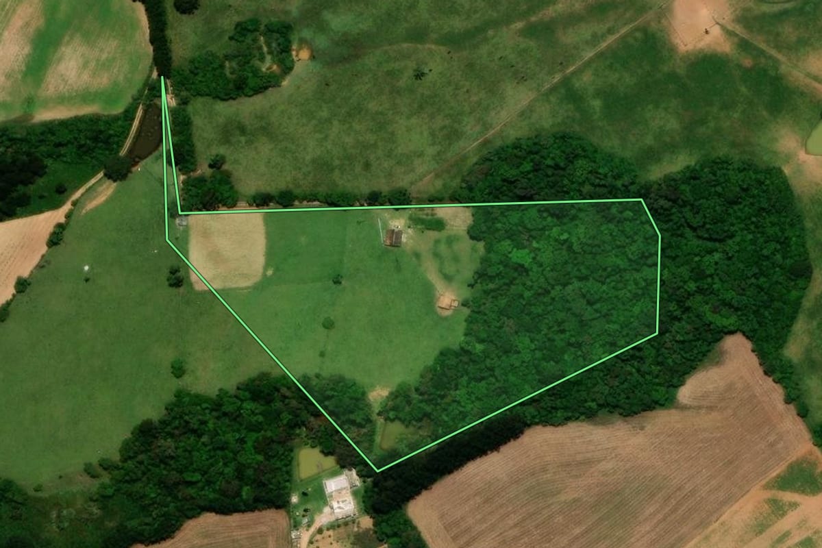 Imagem de satélite do imóvel rural em Tijucas do Sul (PR), com o contorno declarado no CAR desenhado por cima.