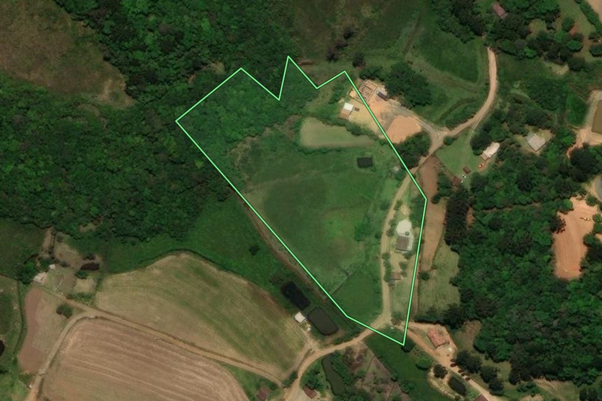 Imagem de satélite do imóvel rural em Tijucas do Sul (PR), com o contorno declarado no CAR desenhado por cima.