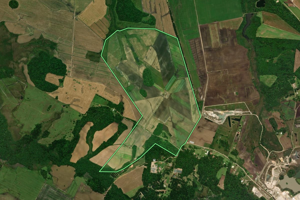 Imagem de satélite do imóvel rural em Tijucas do Sul (PR), com o contorno declarado no CAR desenhado por cima.