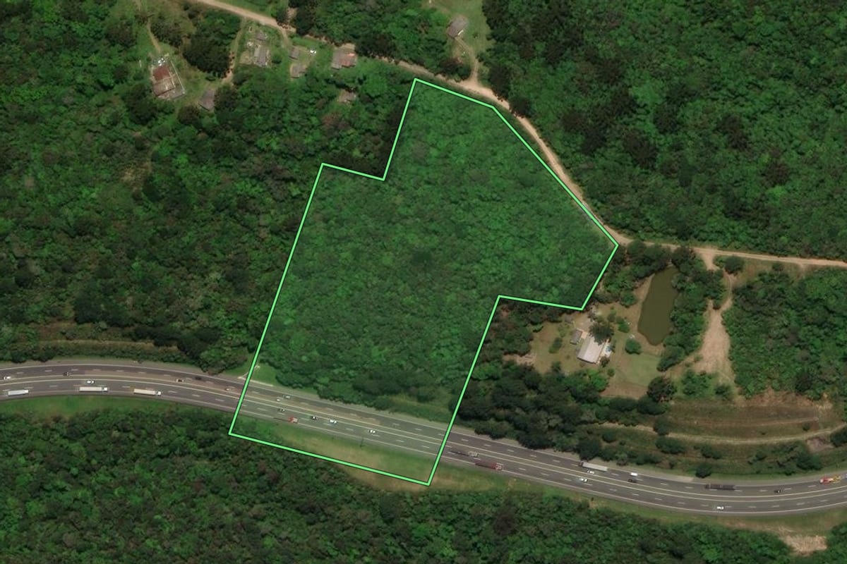 Imagem de satélite do imóvel rural em Tijucas do Sul (PR), com o contorno declarado no CAR desenhado por cima.
