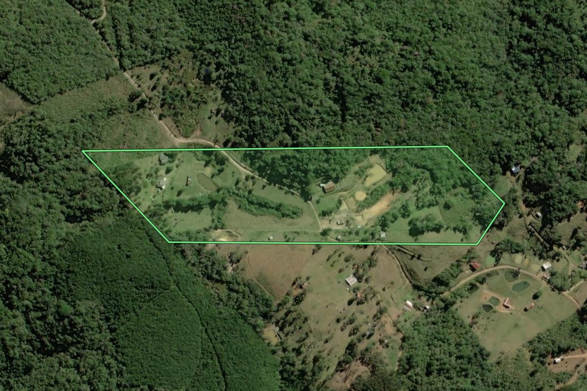 Imagem de satélite do imóvel rural em Tijucas do Sul (PR), com o contorno declarado no CAR desenhado por cima.