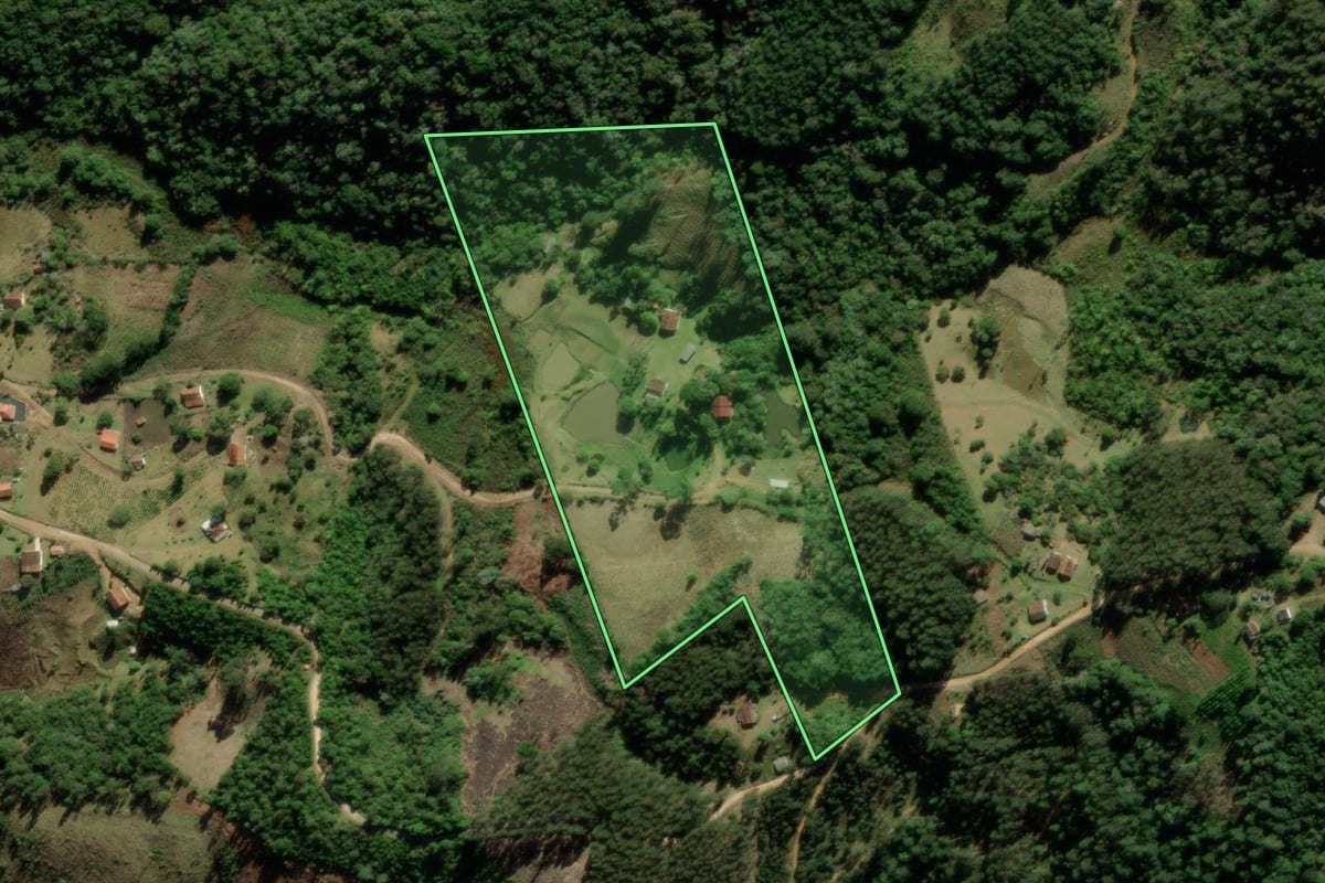 Imagem de satélite do imóvel rural em Tijucas do Sul (PR), com o contorno declarado no CAR desenhado por cima.