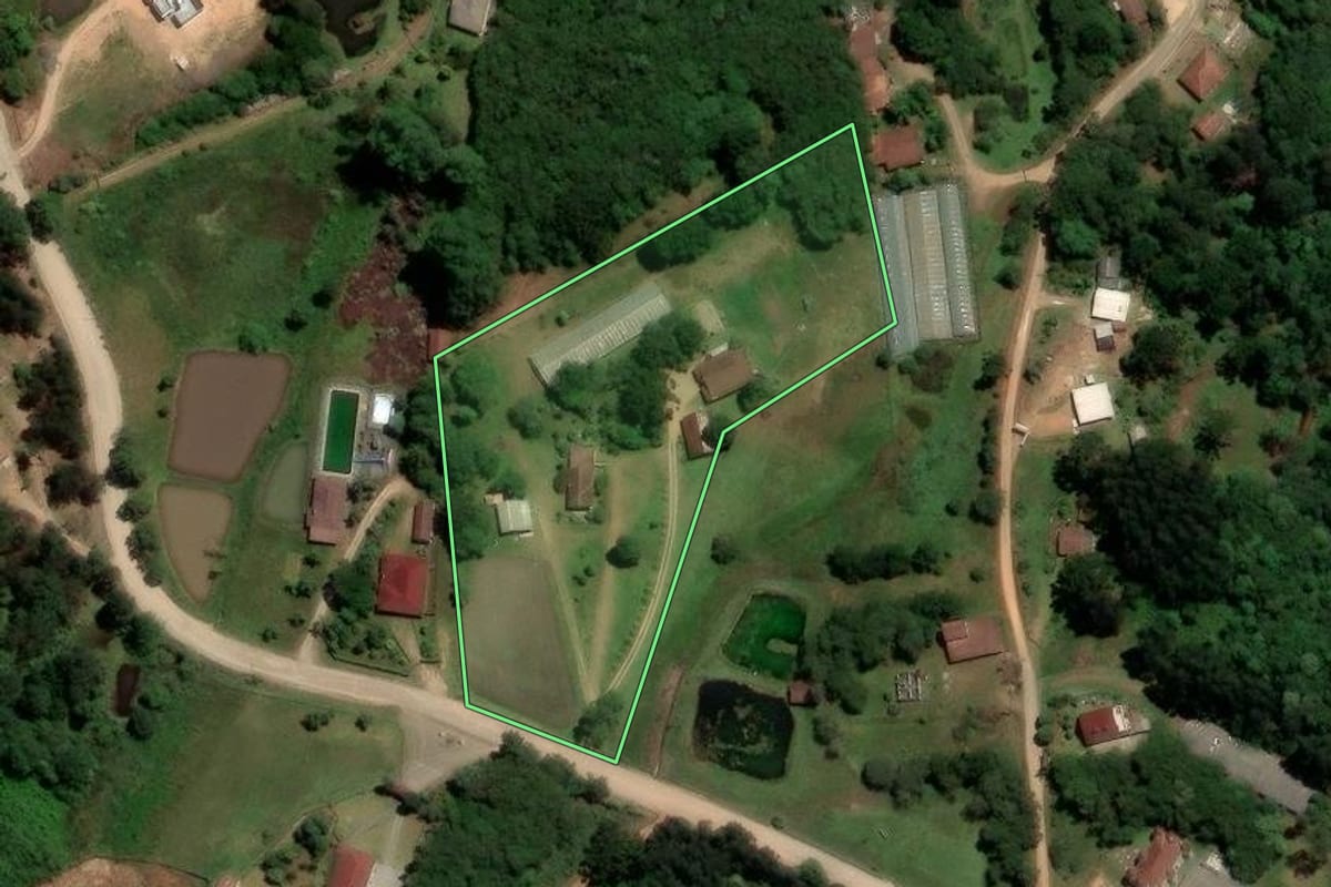 Imagem de satélite do imóvel rural em Tijucas do Sul (PR), com o contorno declarado no CAR desenhado por cima.
