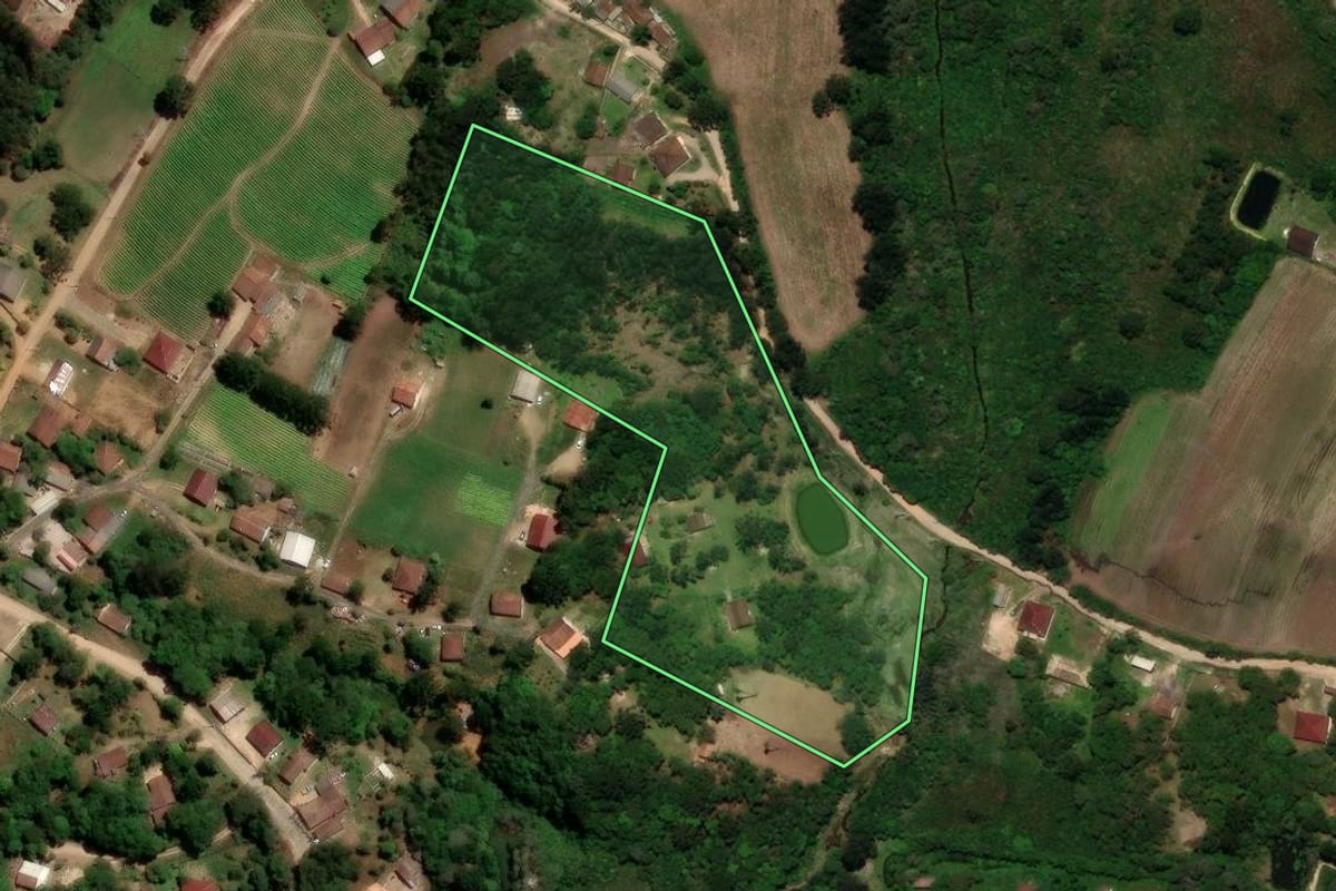 Imagem de satélite do imóvel rural em Tijucas do Sul (PR), com o contorno declarado no CAR desenhado por cima.