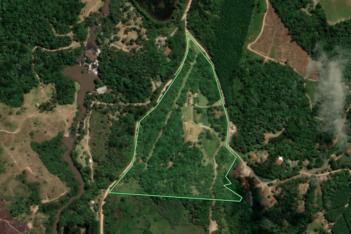 Imagem de satélite do imóvel rural em Tijucas do Sul (PR), com o contorno declarado no CAR desenhado por cima.