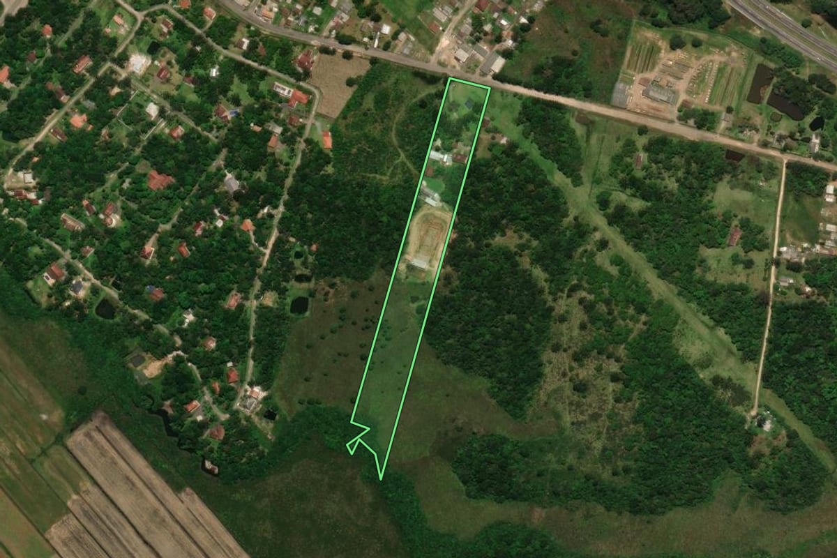 Imagem de satélite do imóvel rural em Tijucas do Sul (PR), com o contorno declarado no CAR desenhado por cima.