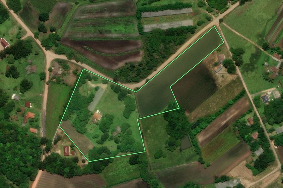 Imagem de satélite do imóvel rural em Tijucas do Sul (PR), com o contorno declarado no CAR desenhado por cima.