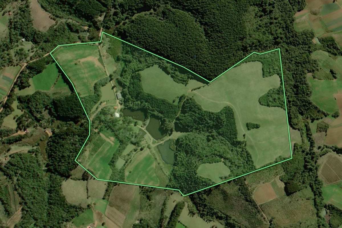 Imagem de satélite do imóvel rural em Tijucas do Sul (PR), com o contorno declarado no CAR desenhado por cima.