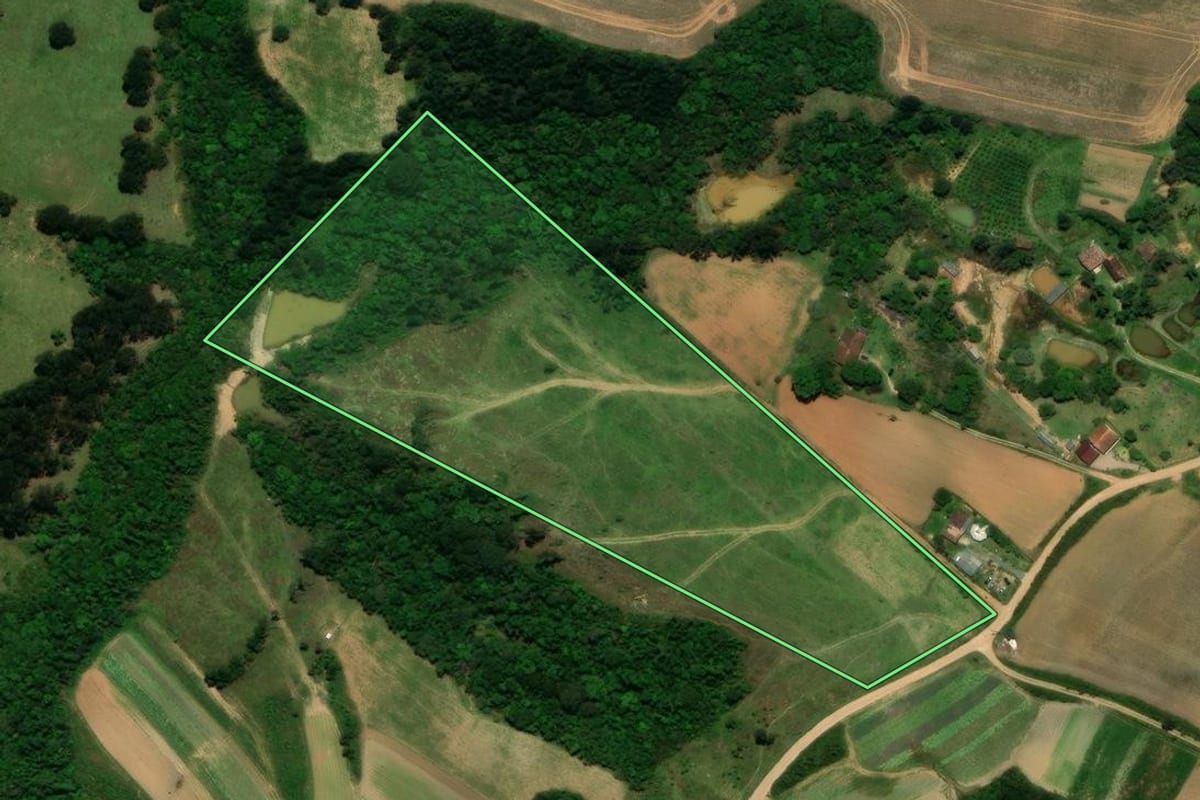 Imagem de satélite do imóvel rural em Tijucas do Sul (PR), com o contorno declarado no CAR desenhado por cima.