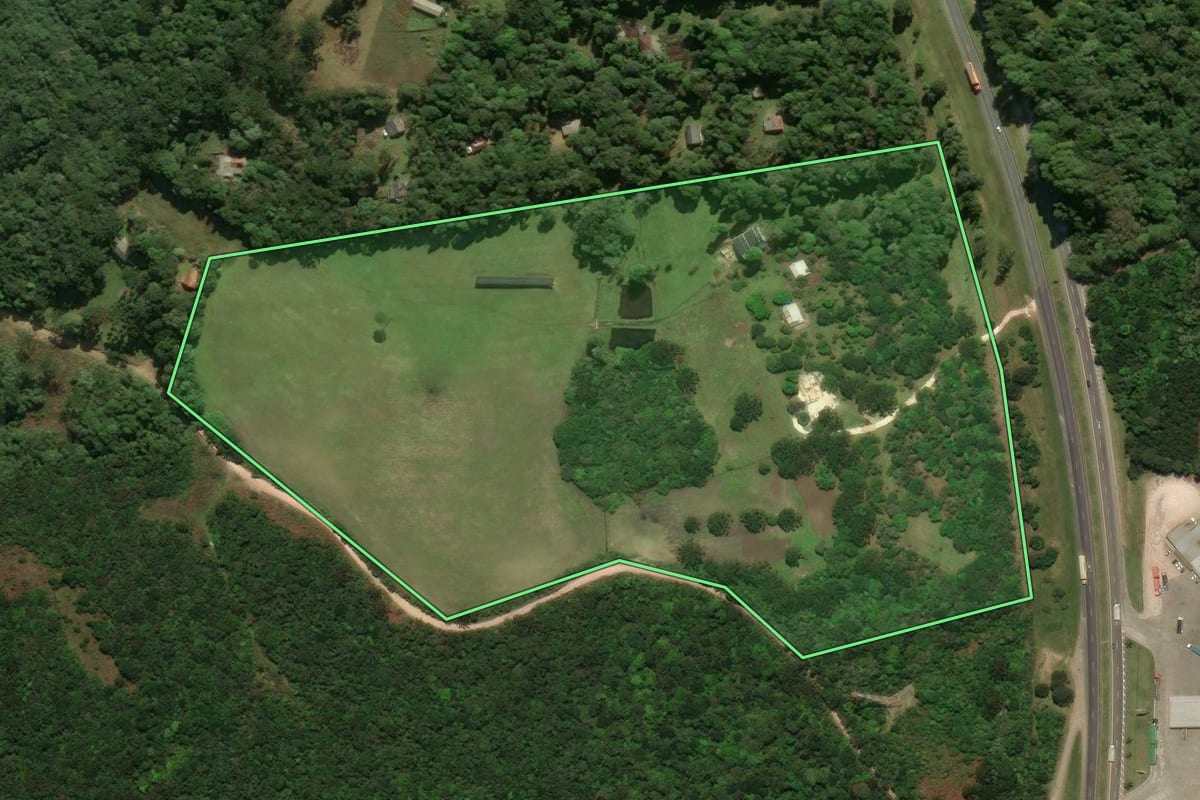 Imagem de satélite do imóvel rural em Tijucas do Sul (PR), com o contorno declarado no CAR desenhado por cima.